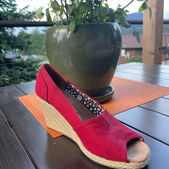 ❗️💲SALE💲❗️ Tom’s classic peep toe with memory foam. - Picture 3 of 4